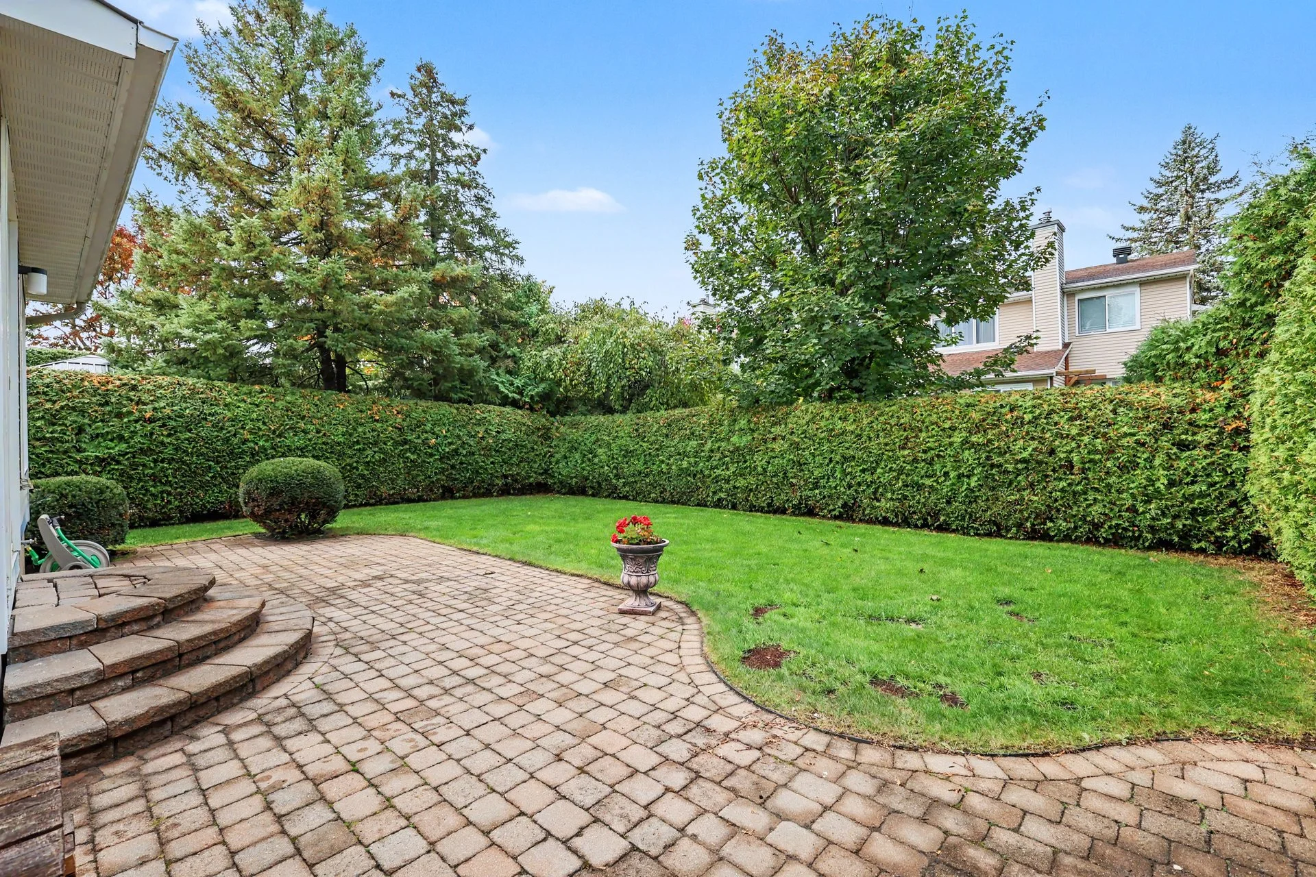 Outdoor living at 28 Meadow Glade Gardens