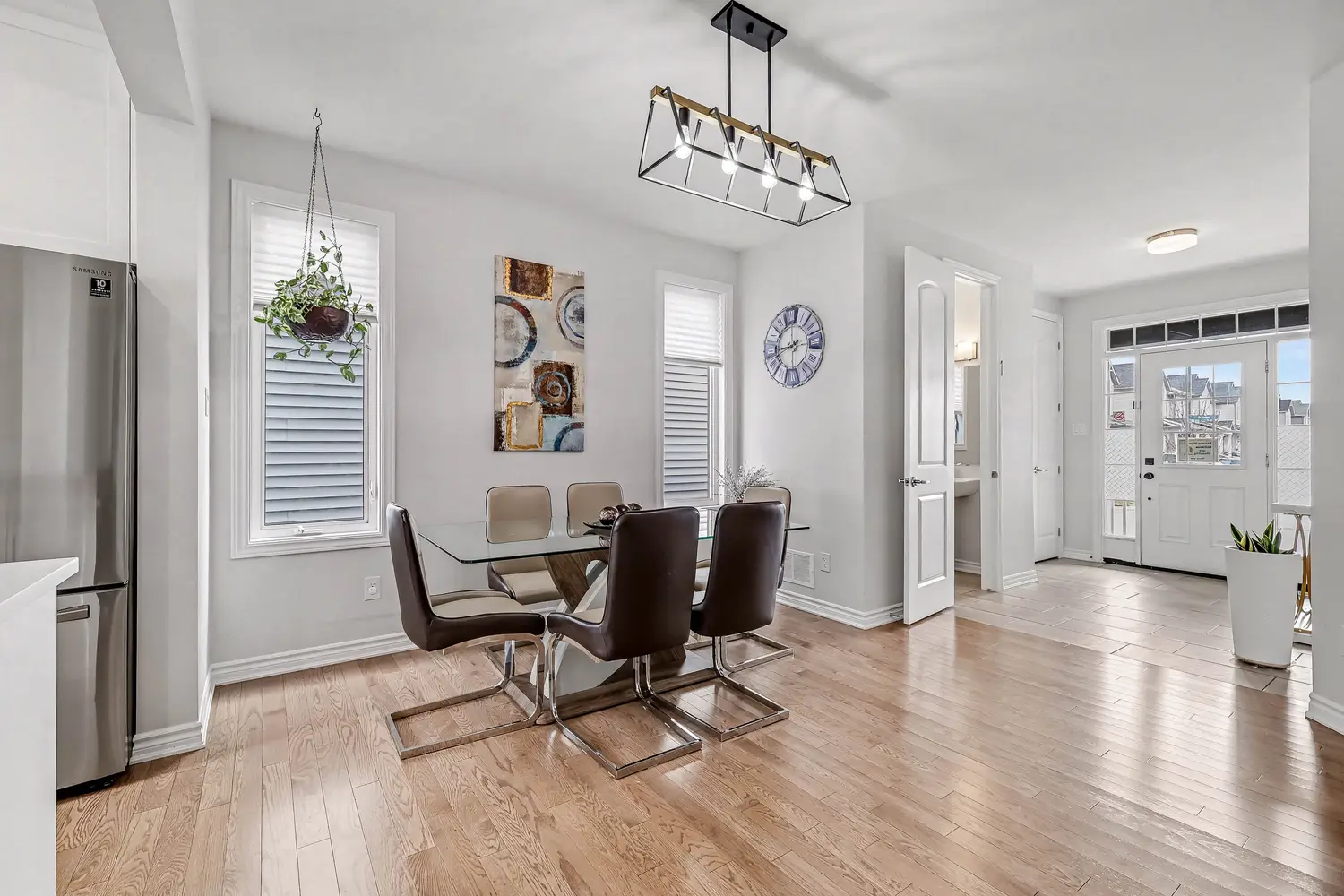 Dining at 730 Perseus Avenue — photograph 8