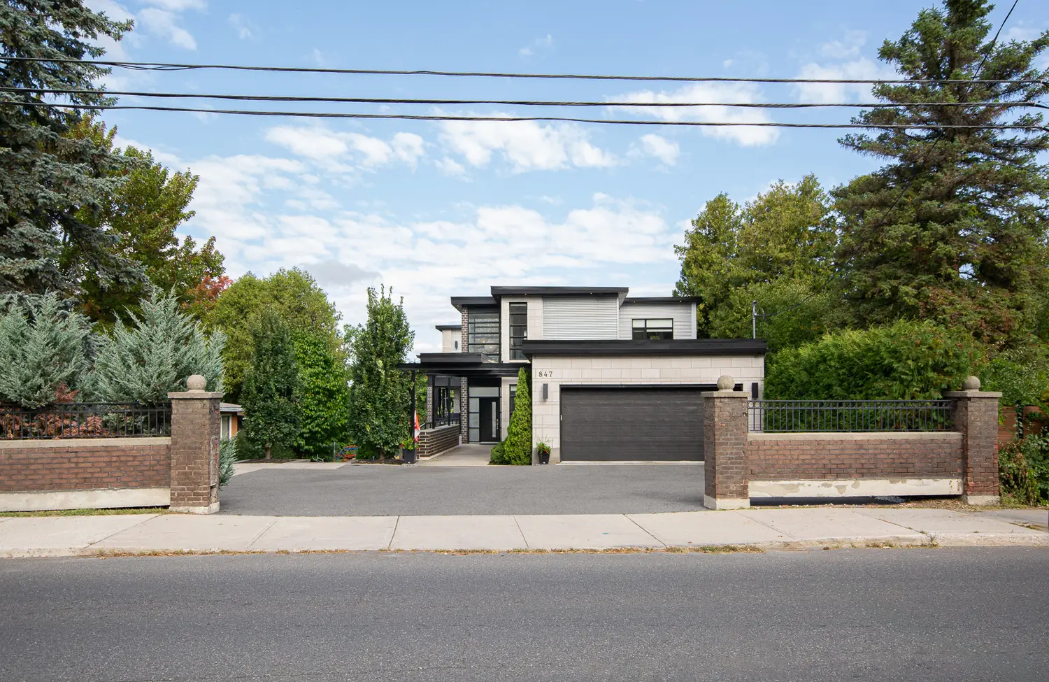 847 Walkley Road — photograph 1